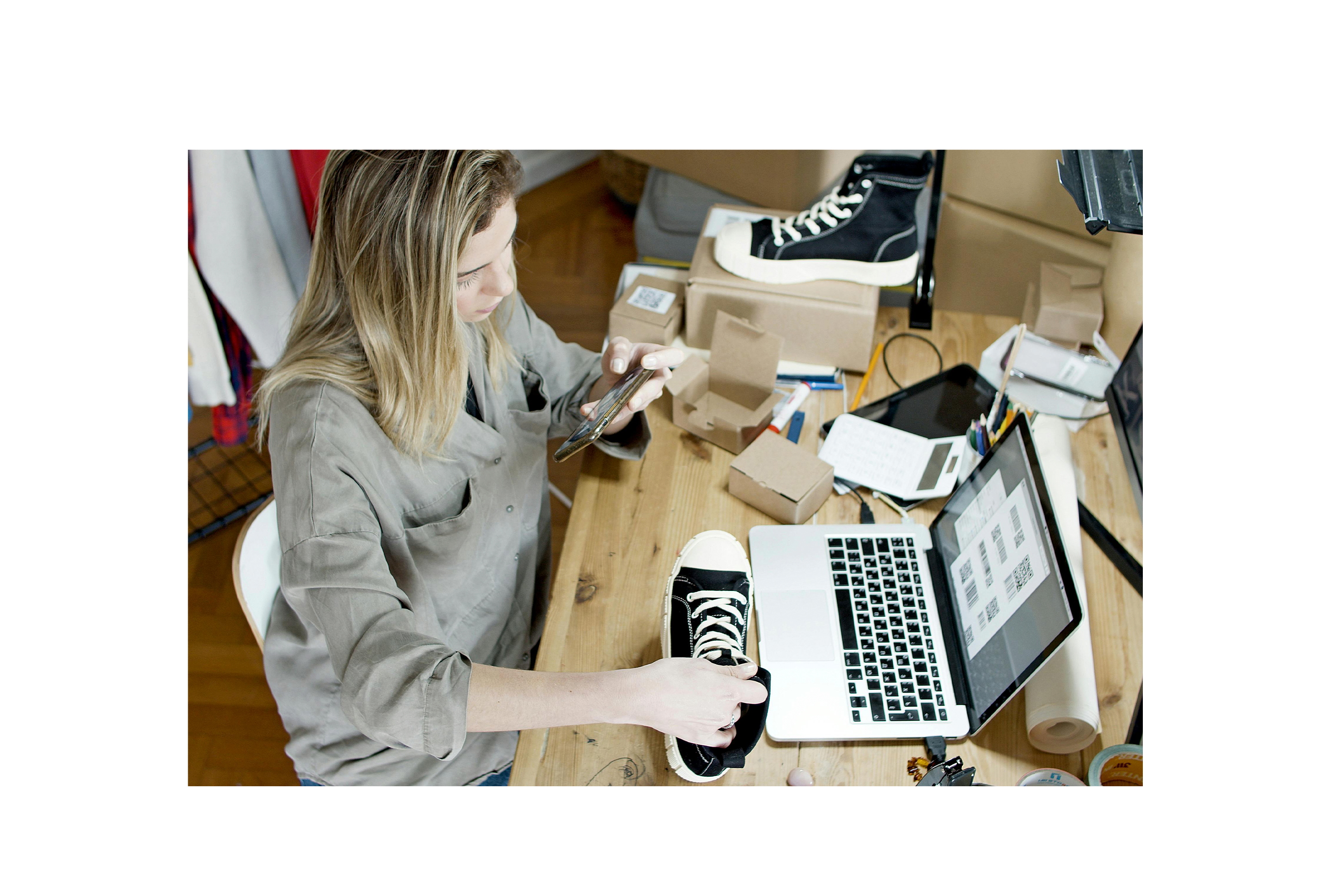 Hombre trabajando en portátil